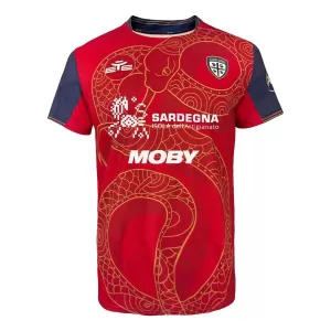 Maglia Cagliari Calcio 2024/25 (Speciell) Maglia Cagliari Calcio 2024/25 (Speciell)