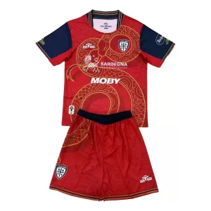 Maglia Cagliari Calcio Bambino 2024/25 (Speciell) Maglia Cagliari Calcio Bambino 2024/25 (Speciell)