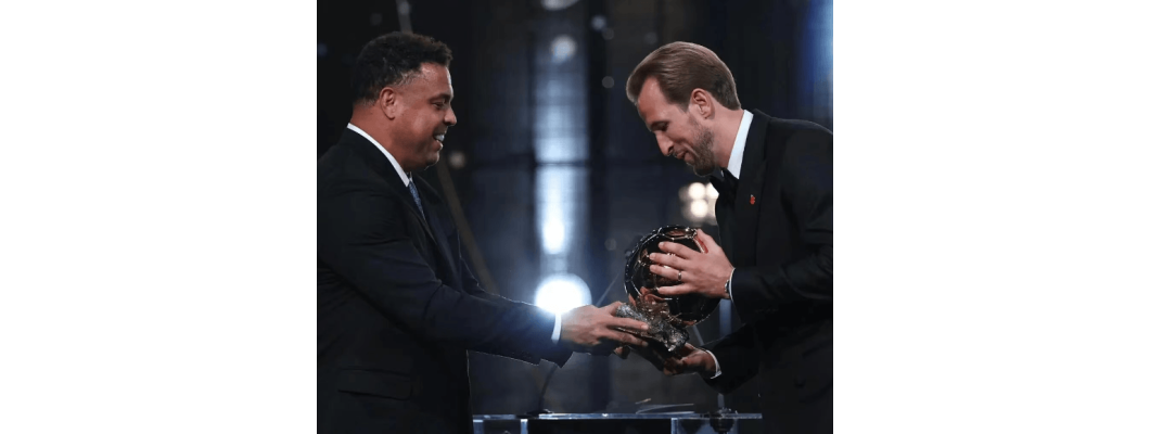 Ronaldo consegna il premio di persona! Il passaggio di testimone tra due leggendari numeri 9 Ronaldo consegna il premio di persona! Il passaggio di testimone tra due leggendari numeri 9