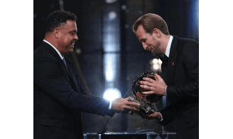 Ronaldo consegna il premio di persona! Il passaggio di testimone tra due leggendari numeri 9