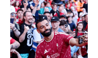 Salah e Robertson salutano il Liverpool nell'ultima partita di Premier League