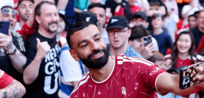 Salah e Robertson salutano il Liverpool nell'ultima partita di Premier League